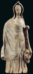 Statyett av en kvinna som bär en chiton och en himation som täcker hennes huvud, möjligen från Myrina, Mindre Asien, 250-200 f.Kr. (lera) av Greek