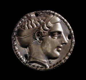 Kvinnohuvud i guld med sakos, från Kerch, 500-talet (guld) av Greek