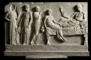 Grekisk konst: låg votiv marmorrelief tillägnad Dionysos Bacchus av komiker, Den representerar "The Bacchantes"" av Euripides - 410 f.Kr. - Aten, nationellt arkeologiskt museum - Bacchae (från Euripides tragedin (480¿406 f.Kr.) - Marmor votiv relief dedic av Greek