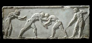 Grekisk konst: bas av kouros som representerar brottare under en kamp. Marmorreliefstrumpor, 510-500 f.Kr. - Aten, arkeologiskt museum - Fighting wrestlers - Marmorbasreliefristning av en kouros-skulptur, 510-500 f.Kr. - National Archaeological Museum, Ate av Greek