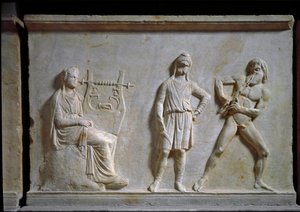 Grekisk konst: musiktävling mellan Apollo och Marsyas (spelar aulos och lyra). Lågrelief huggen i marmor, 320 f.Kr., grekisk antikvitet. Nationalmuseet för arkeologi, Aten (Grekland) av Greek