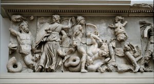 Grekisk konst: representation av Hecate och Artemis. Fris av Zeus a Pergamons altare, lågrelief av Eumene II av Greek
