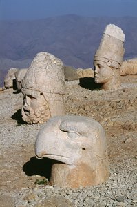 Huvud av Zeus-Oromandes, en gudinna och en örn