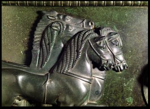 Hästhuvud från en quadriga, detalj av frisen runt halsen på Vix Krater brons