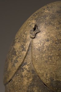 Hjälm med fallisk applikation, Chalcidian, 500-400-talet f.Kr. bronsdetalj av 249035