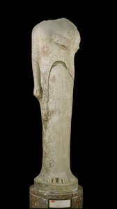 Kore-figur tillägnad av Cheramyes till Hera, från helgedomen Hera, Samos, ca 570-560 f.Kr. (marmor) (se även 164882-164683)