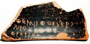 Ostrakon (eller ostracon) (plural: ostraca eller ostraka), keramikskärvor som fungerar som valsedlar under utfrysningsförfaranden i antikens Grekland. 480 f.Kr. Aten. Agora museum. av Greek