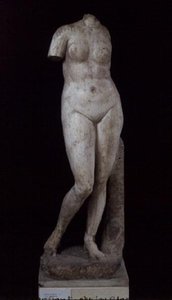 Afrodite stående naken, Alexandrian, c.336-30 f.Kr. (marmor)