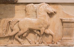 Fyra hästar (quadriga) som drar en vagn från sydfrisen i Siphnians skattkammare, konstruerad c.530-480 f.Kr. (marmor) av Greek