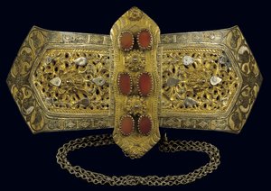 Bältesspänne, från Ipeiros (förgylld silver, agat & niello) av Greek School