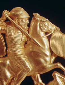Kam prydd med krigare i strid (guld)