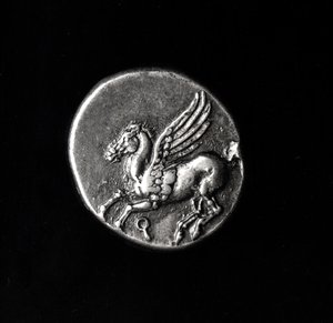 Baksidan av ett mynt föreställande Pegasus, från Korinth, 700-300 f.Kr. (metall)