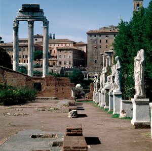 Forum Romanum: statyer av vestaler. Vestalernas hus (Casa delle Vestali eller Atrium Vestae). Till vänster, det grekiska templet Dioscures (eller Castor och Pollux tempel) (5:e århundradet f.Kr.). Rom