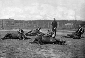 Ett sällskap av 4:e Queens Own Hussars skärmytslingar steg av, 1896. av Gregory and Co