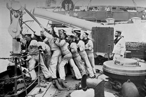 Att lyfta ankaret på förslottet av slagskeppet HMS Majestic, 1896