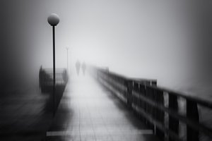 En mystisk promenad längs den dimmiga piren av Gustav Davidsson