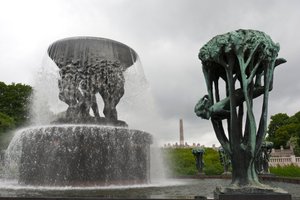 Fontän och "Girl in a Tree"-skulptur i Frogner Park, Oslo, Norge (brons) av Gustav Vigeland