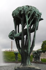 Flicka i ett träd, skulptur i Frognerparken, Oslo, Norge (brons)