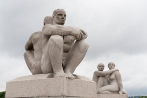 Granitskulpturer av två nakna män som sitter rygg mot rygg; skulptur av två kvinnor i ryggen skulptur i Frogner Park, Oslo, Norge (granit)