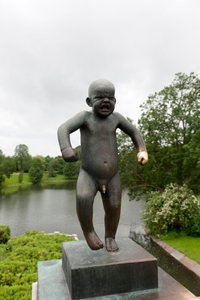 "Sinnatageen" arg pojke, skulptur i Frognerparken, Oslo, Norge (brons)