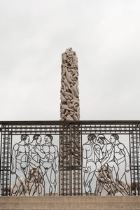 Smidesjärnsportar” Naked Men” och “People Monolith” gjorda av granit i Frogner Park, Oslo, Norge (foto)