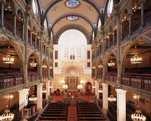 Interiör av synagogan i Rue des Tournelles byggd 1866 - 1867. Arkitekt: Varrollier. Ingenjör: Gustave Eiffel i Paris. av Gustave Eiffel