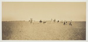 Utan titel [besökare som tittar på militära manövrar], 1857. av Gustave Le Gray