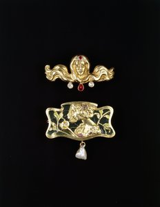En jugendbrosch av Gustave-Roger Sandoz, och en jugendbroschformad metalluppsättning med plik en jour och en pärldroppe, guldfärgad brosch och ädelstenar, ca 1900 (guldfärgade broscher, ädelstenar) av Gustave Roger Sandoz