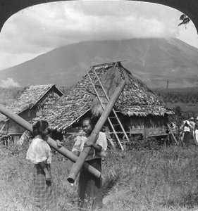 Infödda flickor med sina vattenkärl gjorda av skaft av bambu, Filippinerna, 1907