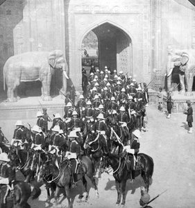 En procession som passerar genom Delhi Gate, Lahore, Pakistan, 1913.