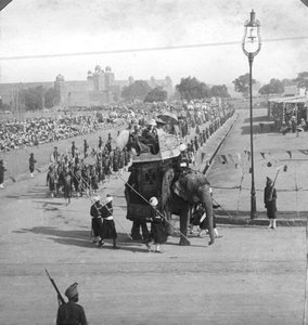 Regeringstjänstemän i en statlig procession, Indien, 1913.