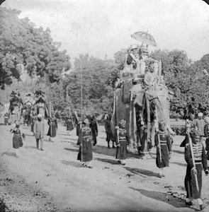 Lord och Lady Harding rider på en elefant, Indien, 1913.