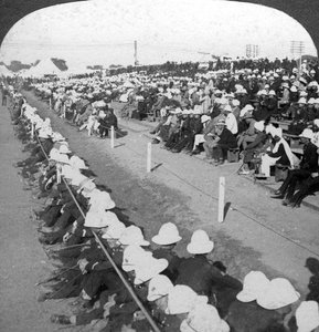 Tittar på en fotbollsmatch mellan Lancashire Fusiliers och Border regementen, Delhi, 1910-talet.