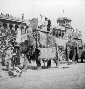 En elefantprocession som passerar Jumma Masjid, Delhi, Indien, 1900-talet.