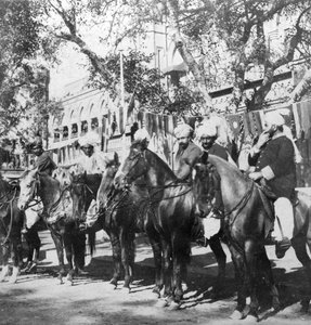 Punjabi-ryttare utanför järnvägsstationen i Delhi, Indien, 1900-talet.
