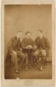 [Tre oidentifierade män, sittande] av H. Tollerton