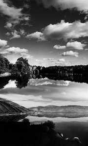Landskap med sjö (svartvitt foto)
