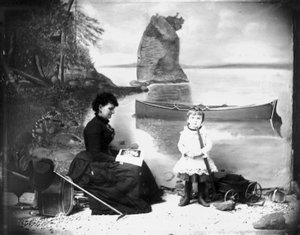 Hannah Maynard och en liten flicka med sin vagn, 1884 (svart foto)