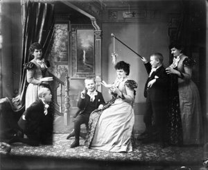 Hannah Maynard och hennes barnbarn Maynard McDonald i flera poser på ett sammansatt foto, ca 1895 (bw-foto)