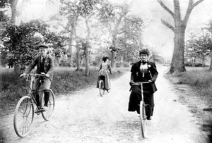 Maynard MacDonald och hans mormor, Hannah Maynard, cyklade i Beacon Hill Park, Victoria, ca 1895 (bw-foto)