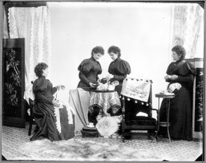 Flera exponeringar av Hannah Maynard - två dricker te, en håller i ett nystan bomull, en tar upp det till en boll, ca 1895 (bw-foto)