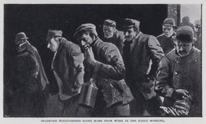 Bradford Woolcombers går hem från jobbet tidigt på morgonen (s/v bild)