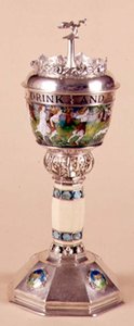 Kärleksfull kopp och lock, applicerad prydnad med elfenbensstam, ca 1905-09 (silver & emalj) av Harold Stabler