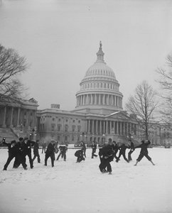 Snöbollsstrid framför U.S. Capitol, Washington, D.C. av Harris & Ewing