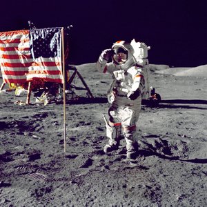 Cernan Jump Salutes Flag, 1972. av Harrison Schmitt