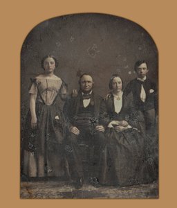 Gruppporträtt av en oidentifierad familj av Harrison and Hill