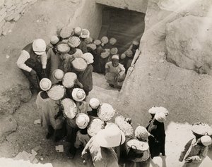 Stängning av Tutankhamons grav, Konungarnas dal, februari 1923 (silvertryck av gelatin)