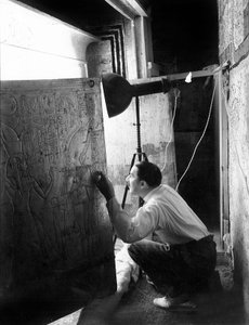 Upptäckten av farao Tutankhamons grav i Konungarnas dal (Egypten): Howard Carter tittar genom dörrarna till den andra helgedomen, 4 januari