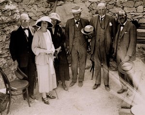 Howard Carter (1873-1939) och en grupp européer som står bredvid utgrävningarna av Tutankhamons grav, Konungarnas dal (gelatinsilvertryck)