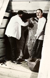 Howard Carter och en kollega gräver ut en grav i Konungarnas dal, Egypten, 1922
